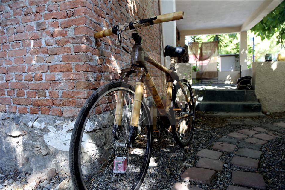 Evinin bahçesinde siparişle bambudan bisiklet üretiyor