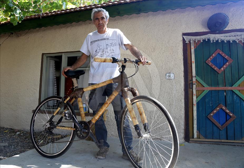 Evinin bahçesinde siparişle bambudan bisiklet üretiyor