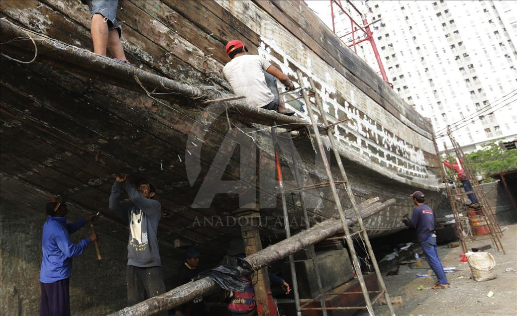 Denyut pekerja bengkel kapal Muara Angke