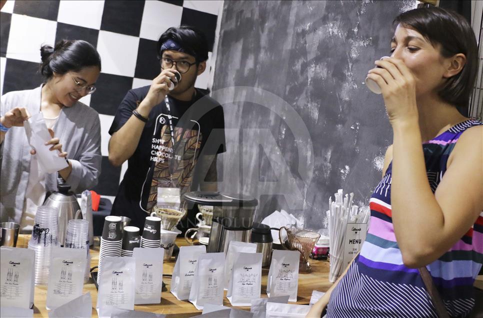 Ketika penjual dan penikmat kopi bersemuka