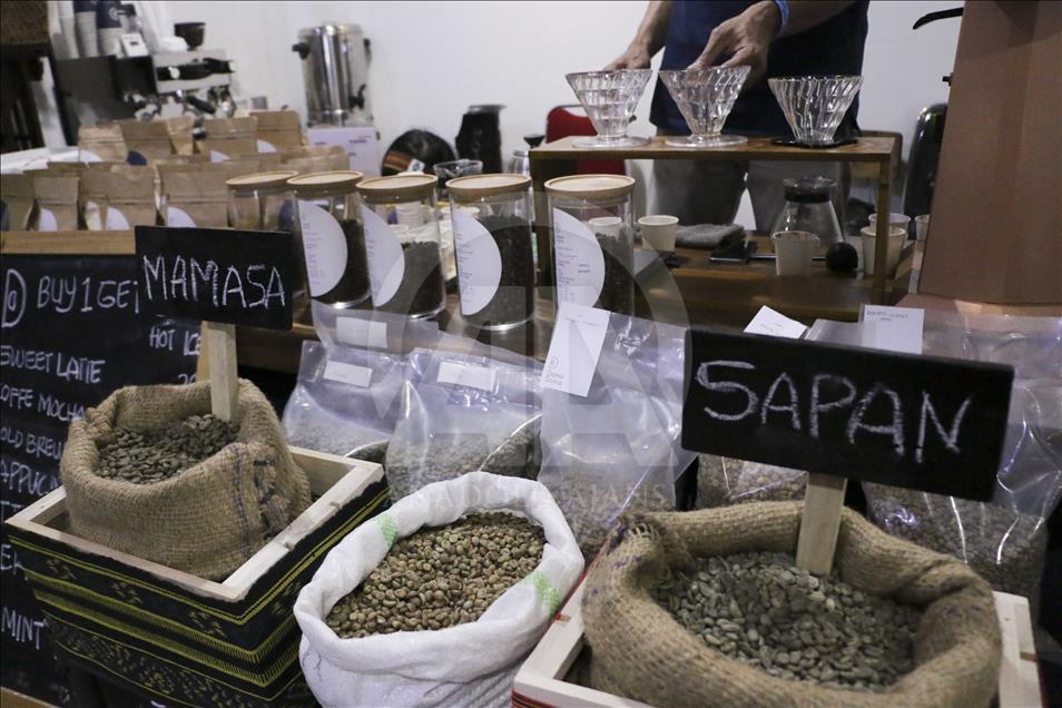 Ketika penjual dan penikmat kopi bersemuka