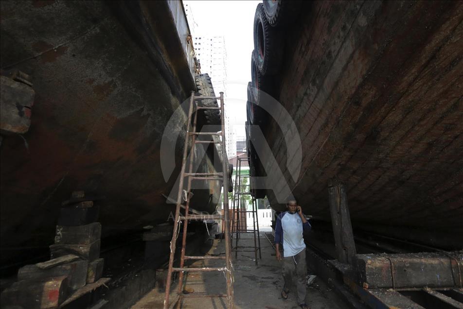 Denyut pekerja bengkel kapal Muara Angke