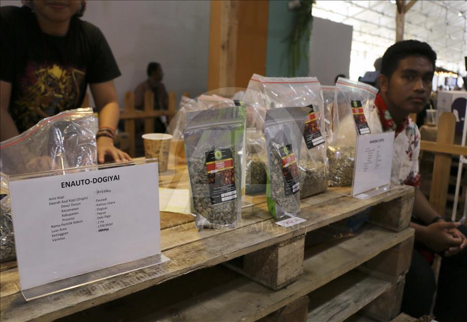 Ketika penjual dan penikmat kopi bersemuka
