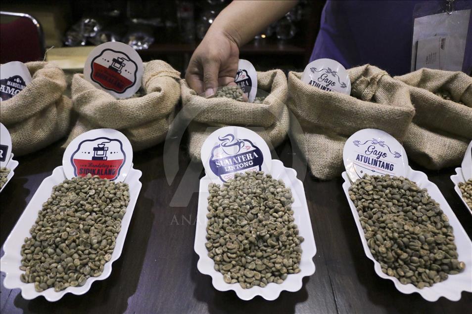 Ketika penjual dan penikmat kopi bersemuka