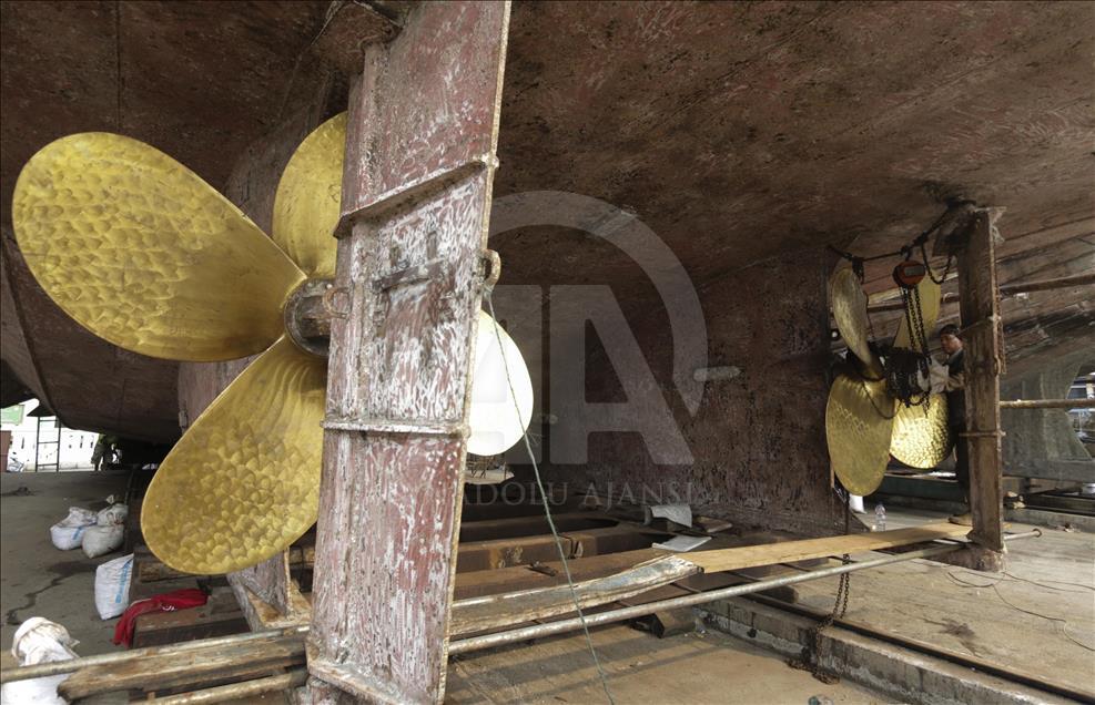 Denyut pekerja bengkel kapal Muara Angke