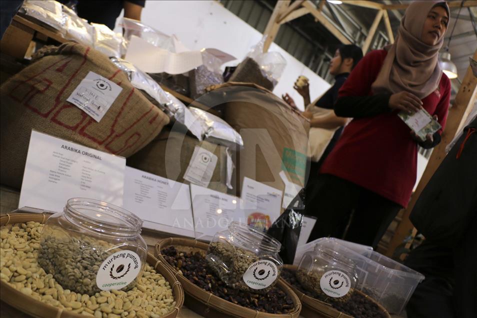 Ketika penjual dan penikmat kopi bersemuka
