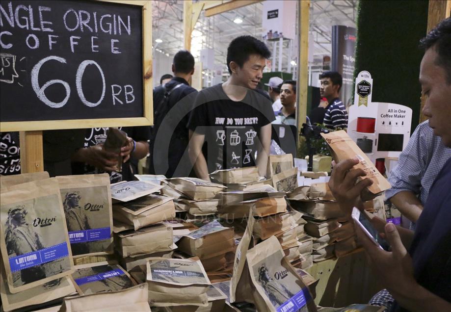 Ketika penjual dan penikmat kopi bersemuka