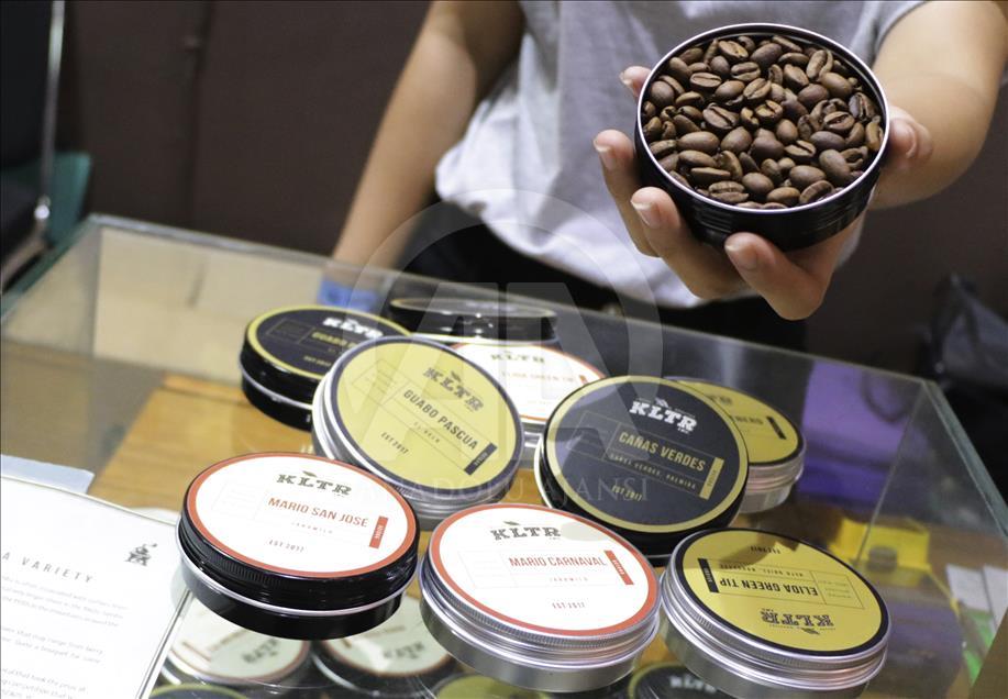 Ketika penjual dan penikmat kopi bersemuka