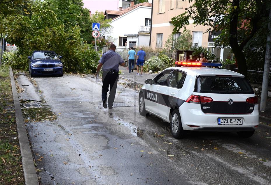 Snažan vjetar po Mostaru lomio stabla i blokirao prometnice