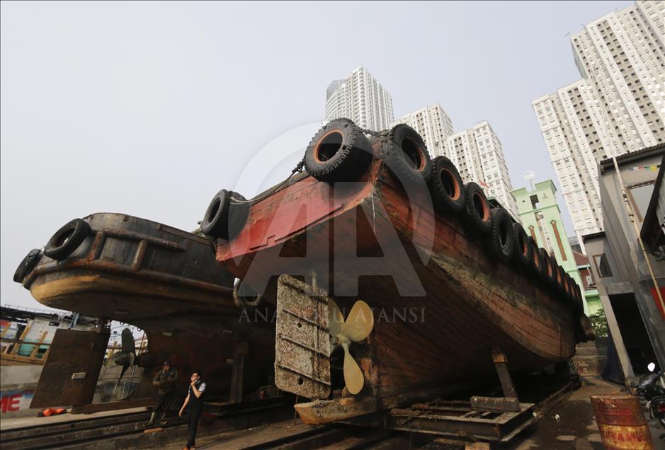 Denyut pekerja bengkel kapal Muara Angke