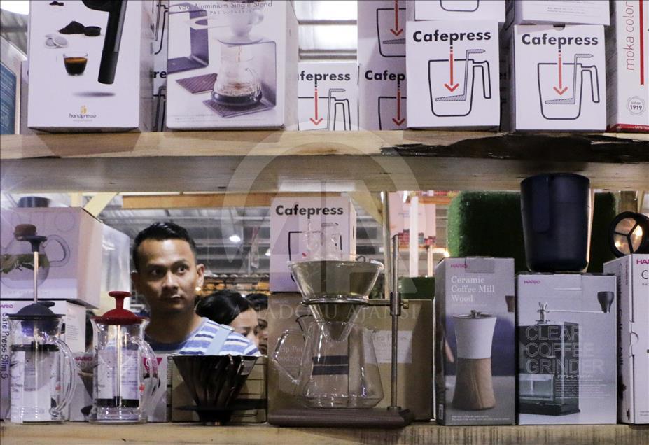Ketika penjual dan penikmat kopi bersemuka
