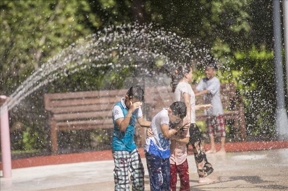 Gaziantep'te çocuklar "su oyunu parkı"nda serinliyor