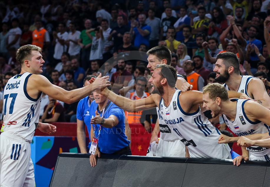Slovenia vs Latvia dalam Perempatfinal FIBA Eurobasket 2017 