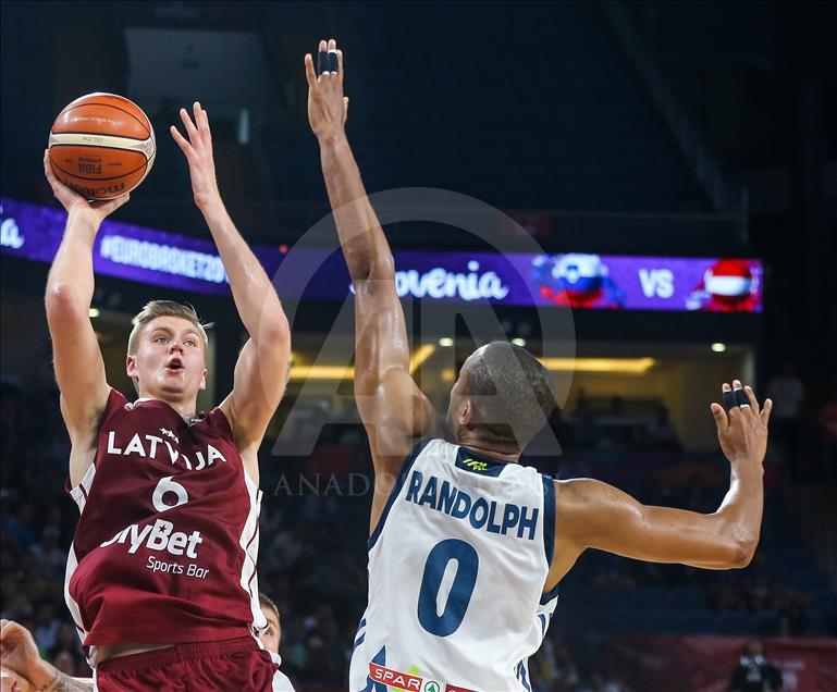 Slovenia vs Latvia dalam Perempatfinal FIBA Eurobasket 2017 