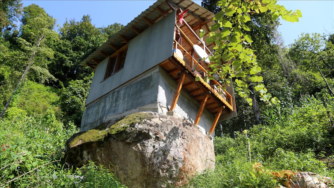 16 metrekare taş üzerine ev yaptı