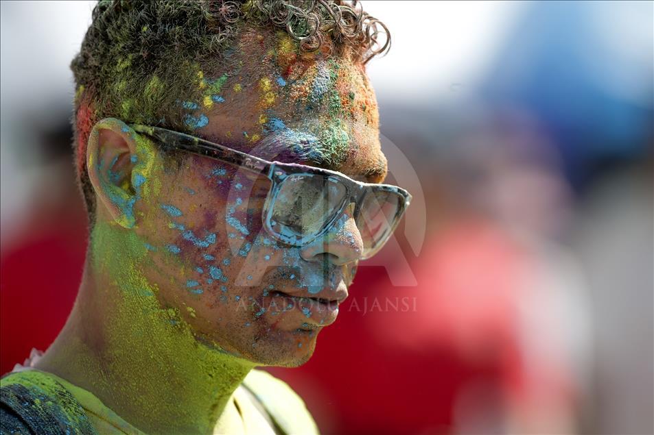 Brezilya'da Holi Festivali kutlandı