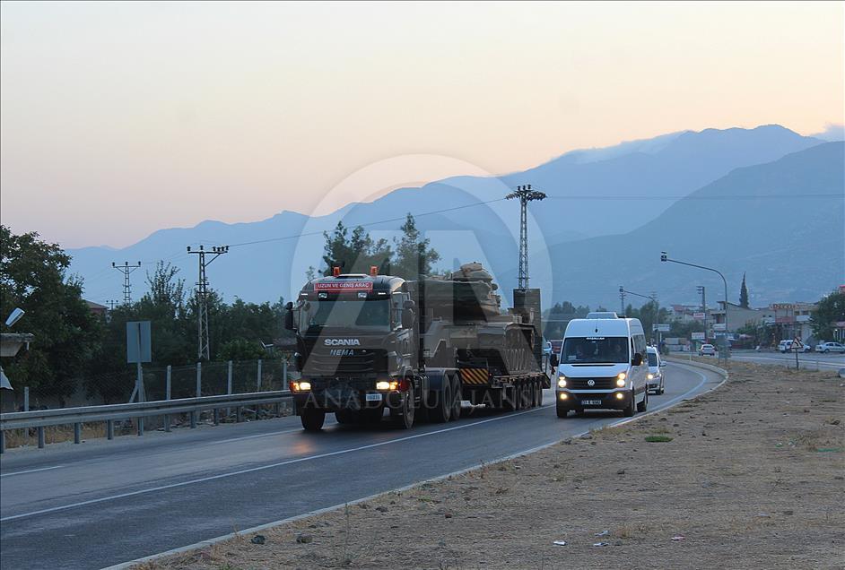 دبابات تركية إضافية تصل الحدود مع سوريا 
