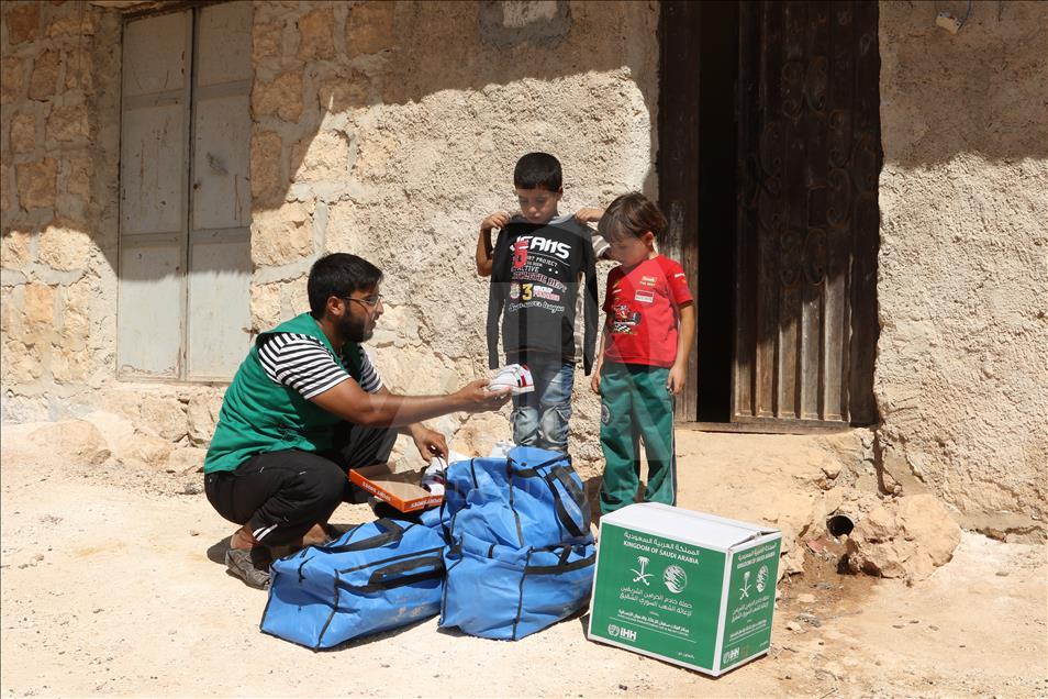 L’IHH turque distribue des aides saoudiennes à des nécessiteux en Syrie
