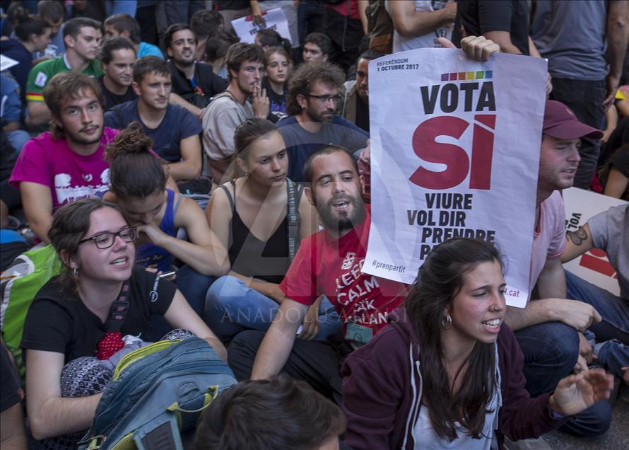 İspanya'daki Katalonya krizi sokaktaki gerginliği artırdı
