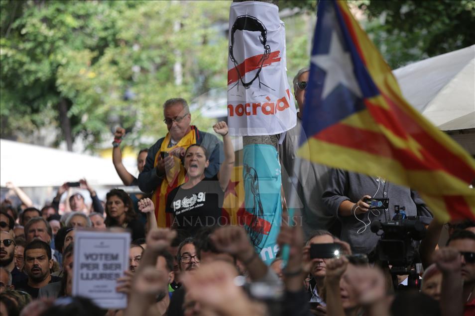 La Garde Civile Espagnole Perquisitionne Les Sieges Du Gouvernement Catalan Agence Anadolu