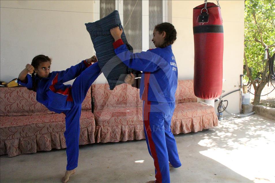 Kız kardeşlerin karatedeki başarısı