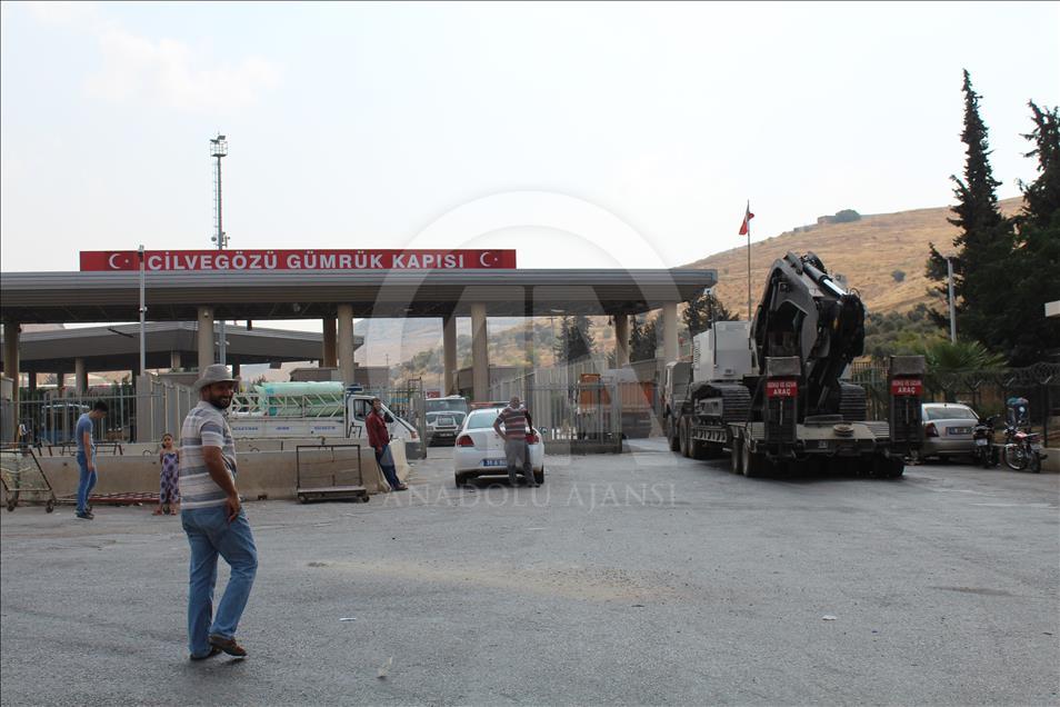 Askeri iş makineleri Cilvegözü Sınır Kapısı'ndan geçti
