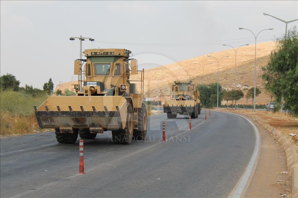 Askeri iş makineleri Cilvegözü Sınır Kapısı'ndan geçti
