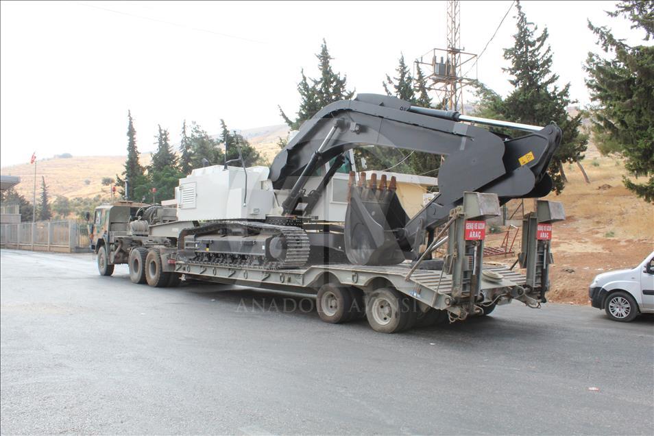 Askeri iş makineleri Cilvegözü Sınır Kapısı'ndan geçti
