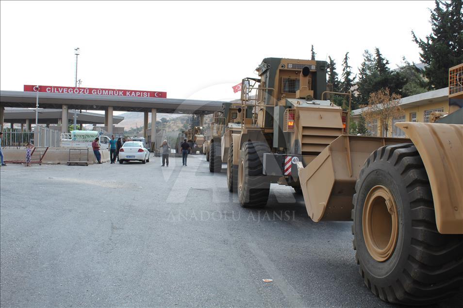Askeri iş makineleri Cilvegözü Sınır Kapısı'ndan geçti
