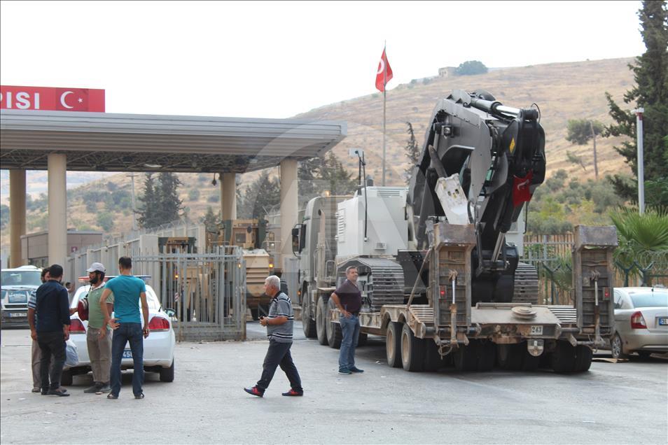 Askeri iş makineleri Cilvegözü Sınır Kapısı'ndan geçti
