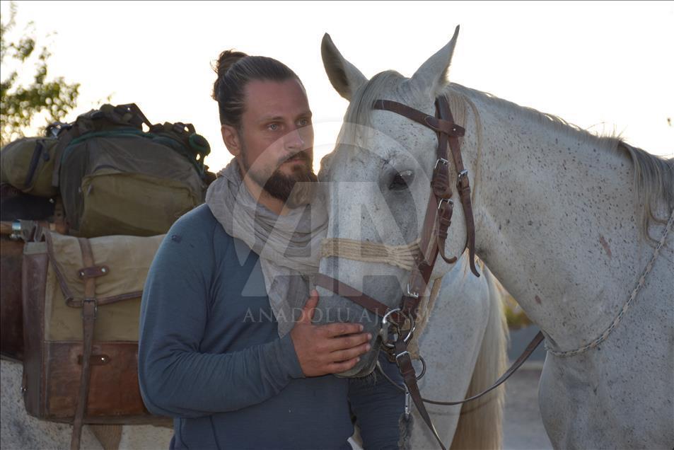 Polonya'dan Kudüs'e gitmek için 9 aydır at sırtında
