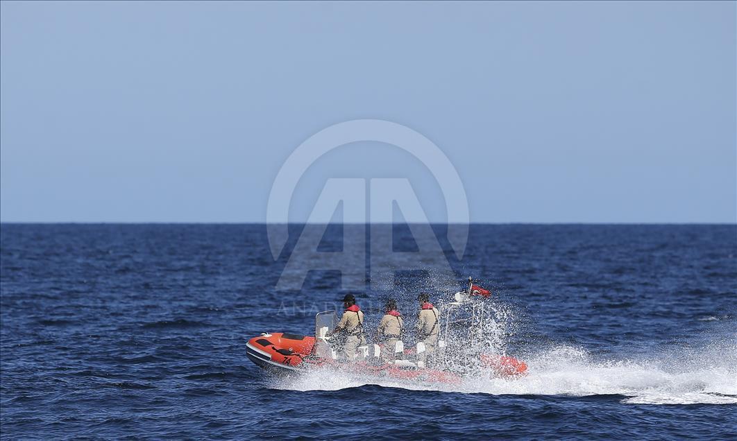 Sahil Güvenlik göçmen kaçakçılarının peşinde