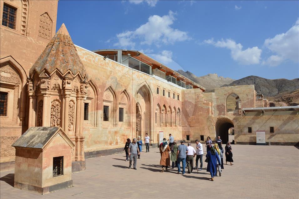 İshak Paşa Sarayı sonbaharda da ziyaretçilerden ilgi gördü