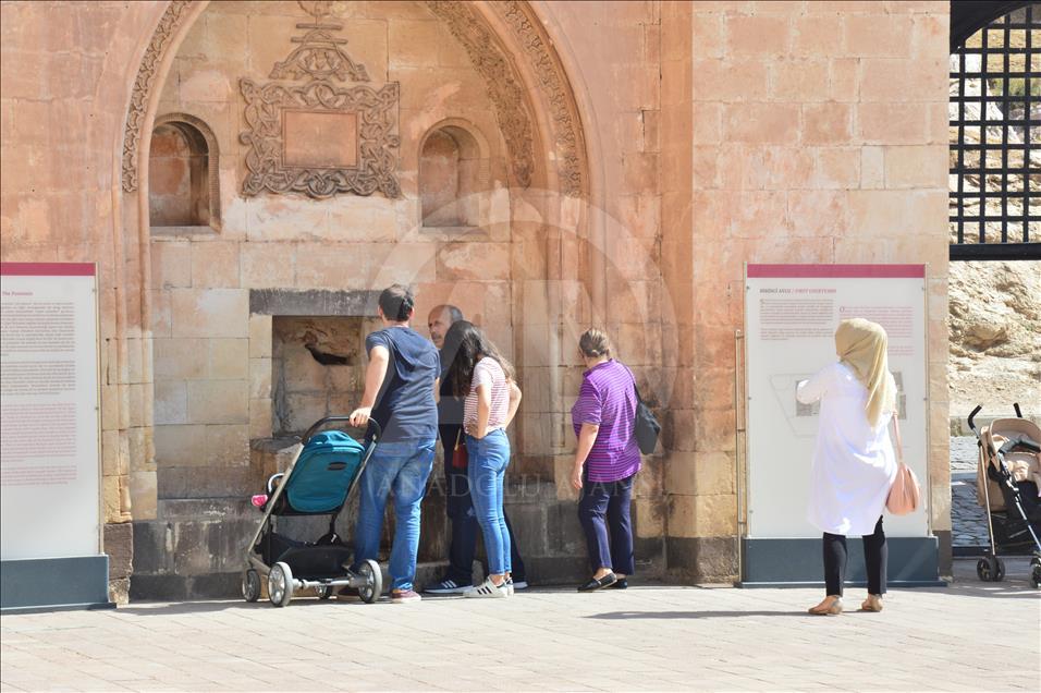 İshak Paşa Sarayı sonbaharda da ziyaretçilerden ilgi gördü