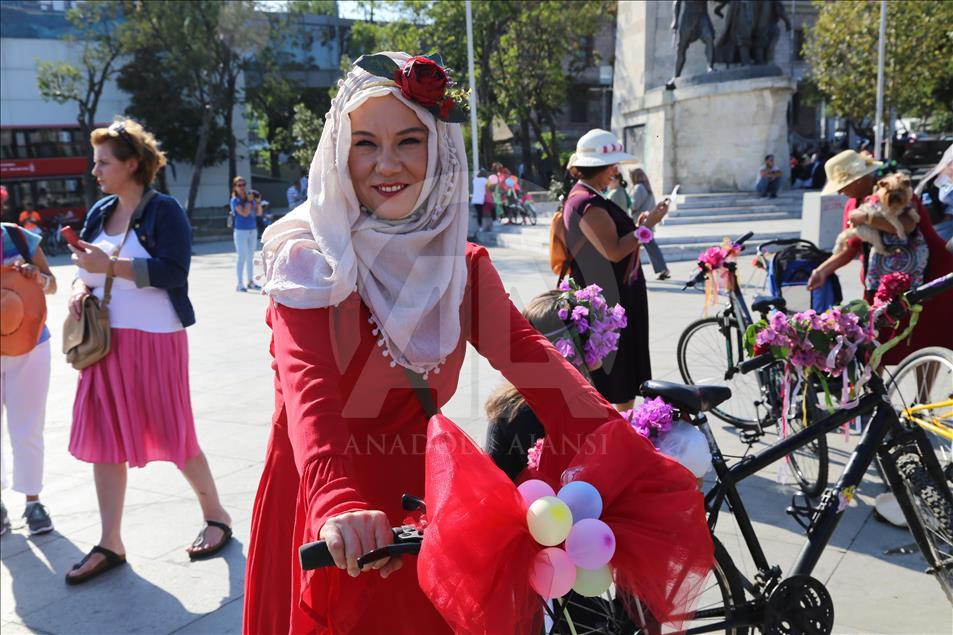 İstanbul'da "Süslü Kadınlar Bisiklet Turu"
