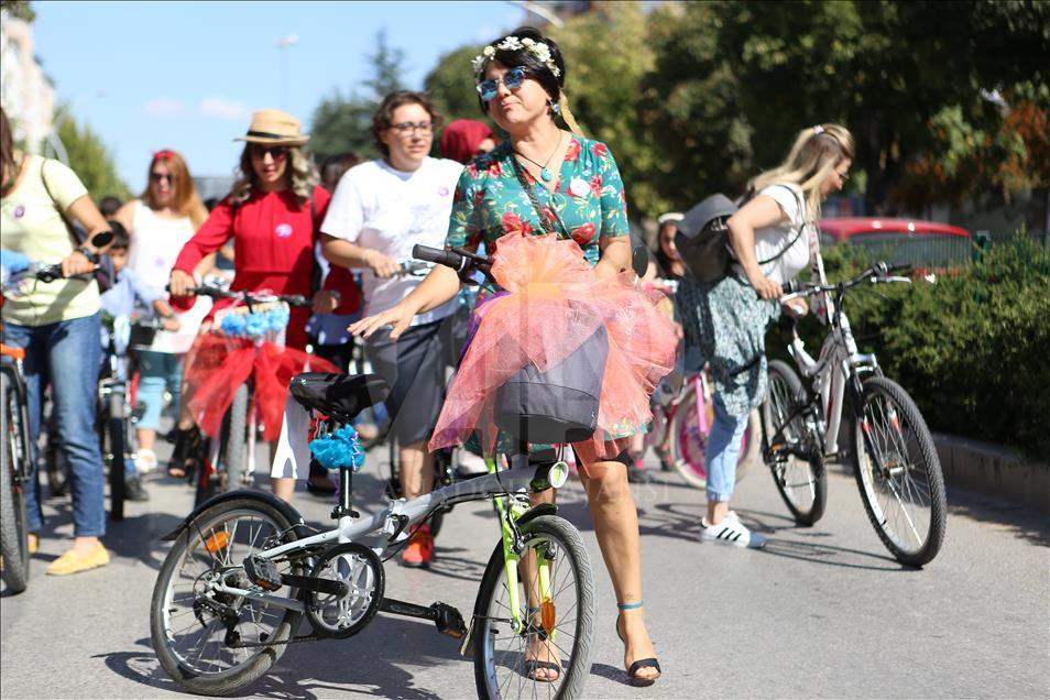Çorum'da "Süslü Kadınlar Bisiklet Turu"