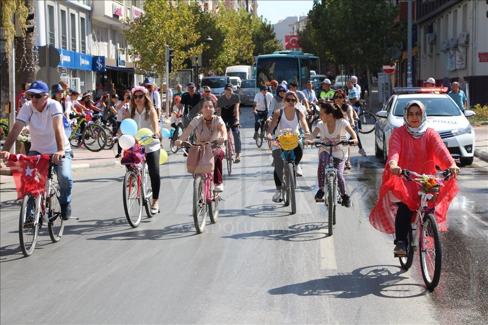 Manisa’da "Süslü Kadınlar Bisiklet Turu"