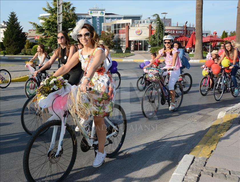 Balıkesir'de "Süslü Kadınlar Bisiklet Turu" etkinliği
