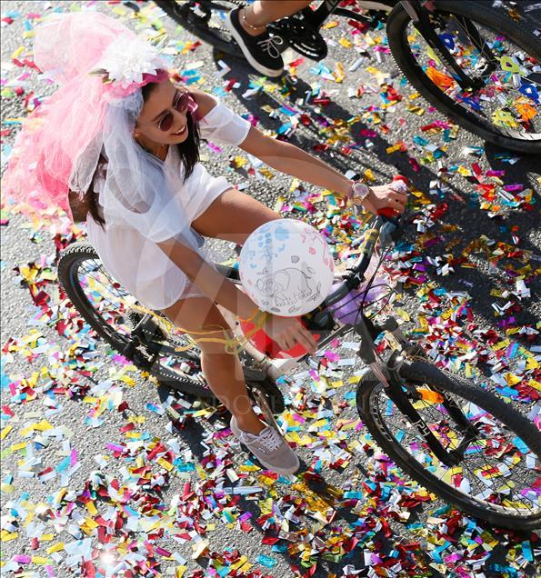 İzmir'de "Süslü Kadınlar Bisiklet Turu"
