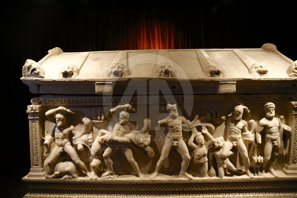 Sarkofagu i Herkulit ekspozohet në muzeun në Antalia
