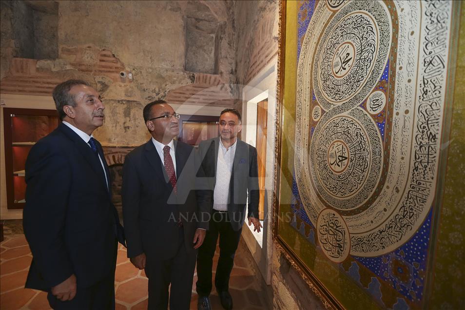 Başbakan Yardımcısı Bozdağ, İstanbul'daki Hilye-i Şerif ve Tesbih Müzesini gezdi