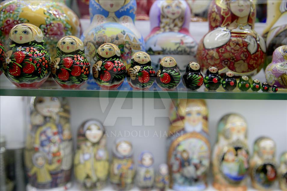 Kukullat matrioshka shndërrohen në ikonë të Rusisë

