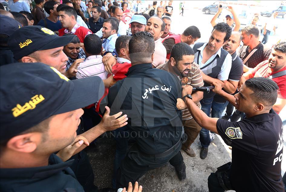 Tunisie : Des chômeurs protestent devant le siège du gouvernement 