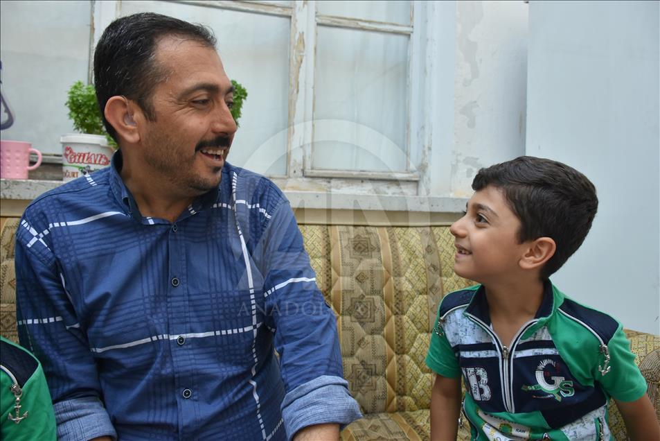 سوري يتعلم الكلام على يد أطفاله بعد 34 عاماً من فقده السمع 