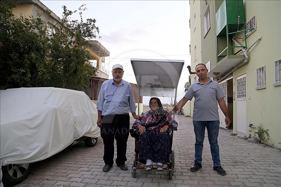 تركي يصنع لزوجته المريضة كرسيا متحركا يعمل بالطاقة الشمسية
