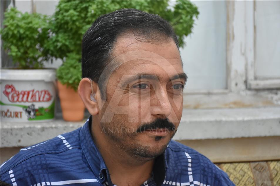 سوري يتعلم الكلام على يد أطفاله بعد 34 عاماً من فقده السمع 