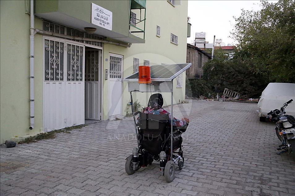 تركي يصنع لزوجته المريضة كرسيا متحركا يعمل بالطاقة الشمسية
