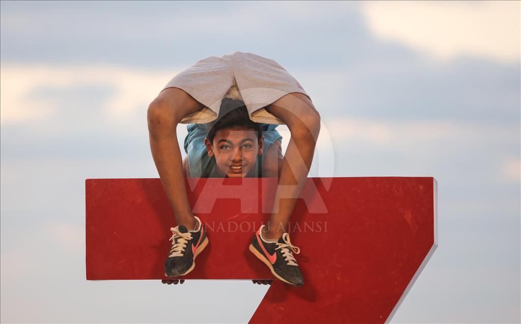 Palestinian contortionist seeking to break the Guinness World Record