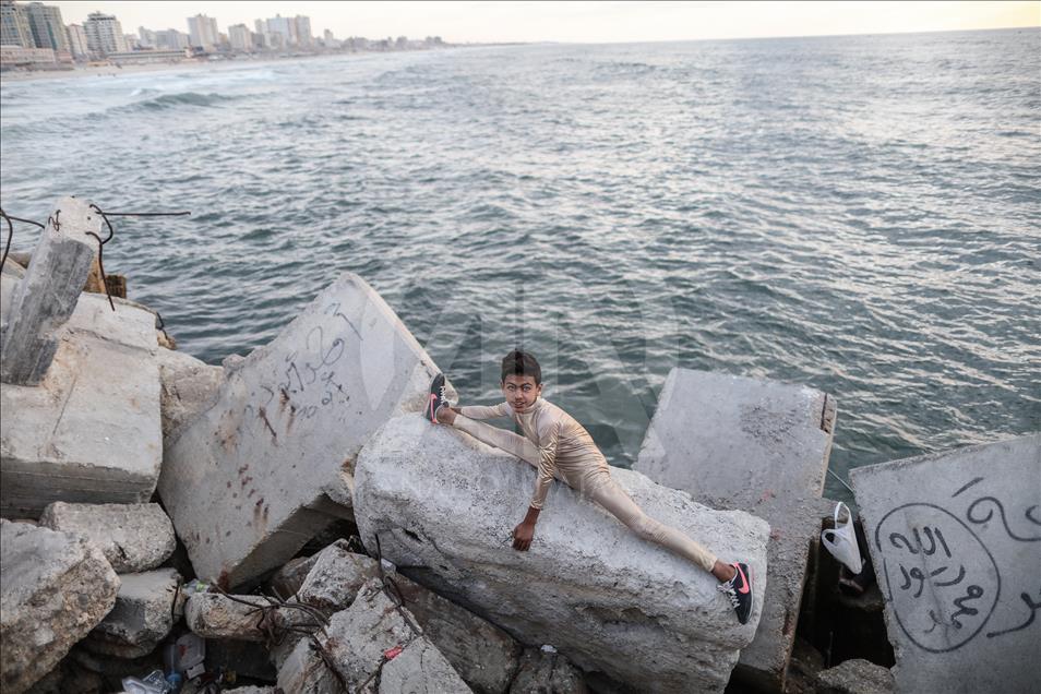 Palestinian contortionist seeking to break the Guinness World Record