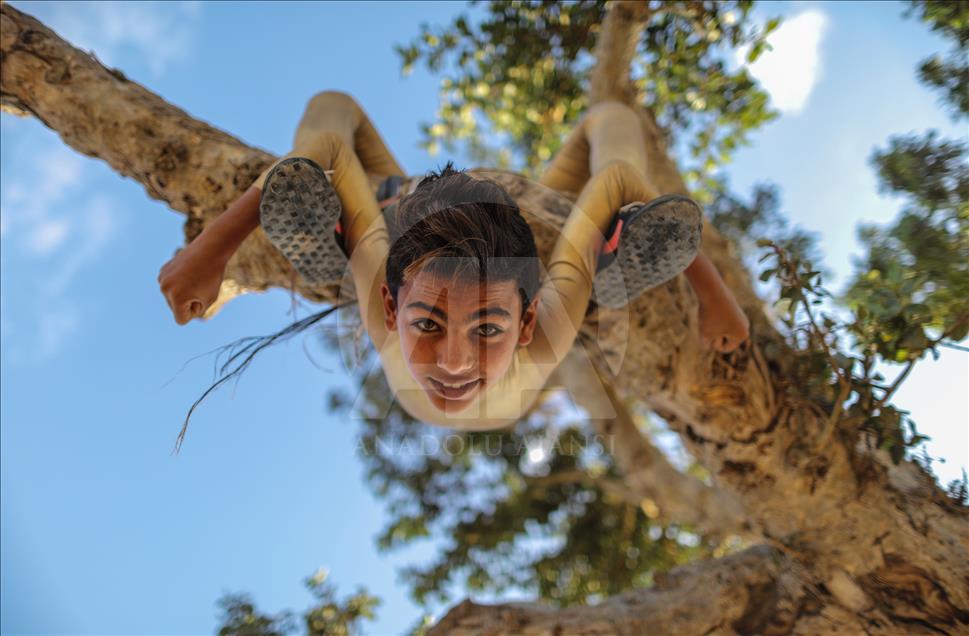 Palestinian contortionist seeking to break the Guinness World Record